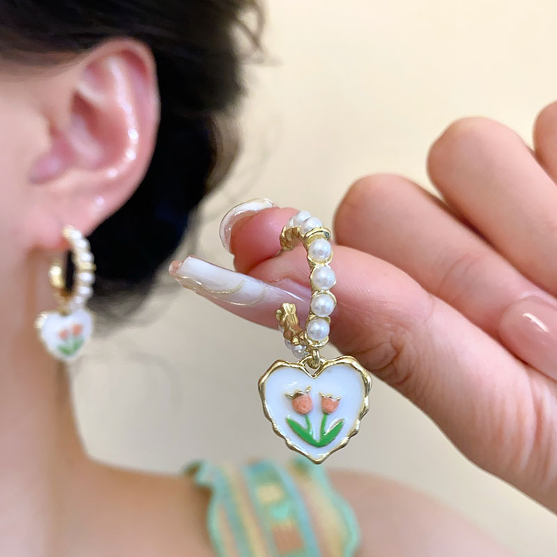 Sweet and cool girl, retro tulip flower earrings, niche design, high-end Korean style, heart-shaped pearl earrings for women Application Scenario