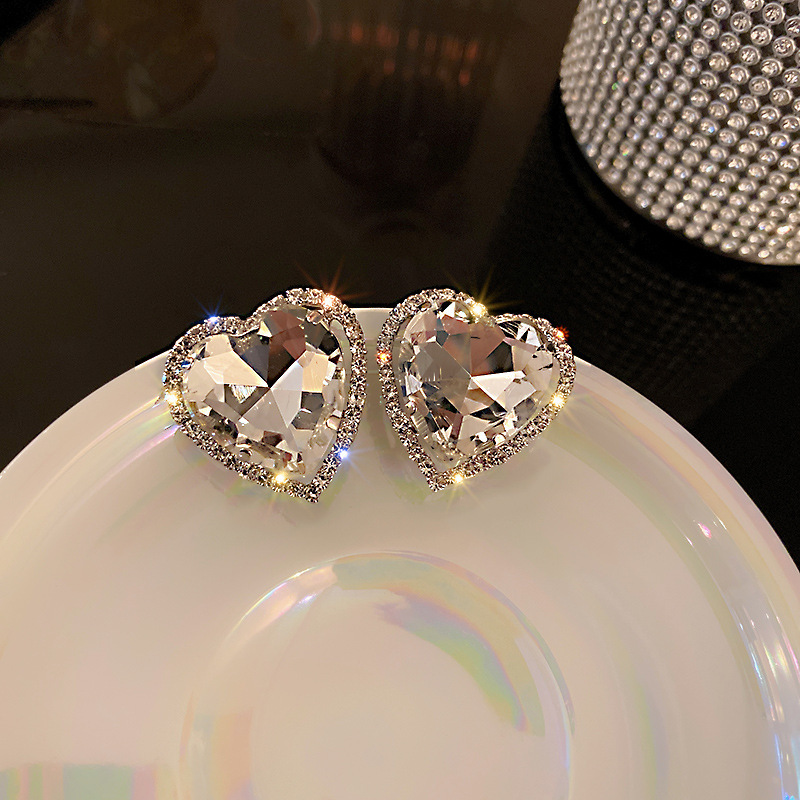 Heart-shaped Zircon stud earrings for women, 2022 Autumn and Winter new trendy earrings, stylish and versatile earrings for Internet celebrities, wholesale trendy accessories full figure