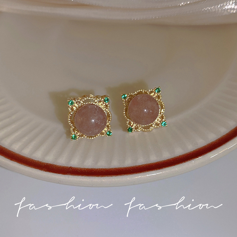Retro strawberry crystal micro-inlaid stud earrings, court-style light luxury earrings, high-end, simple, exquisite and fresh earrings wholesale Specification drawing