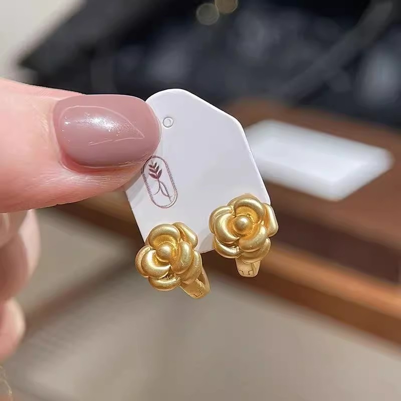 Zhao Lusi's camellia stud earrings for women are a light luxury and fashionable accessory with a niche design and a sense of sophistication. They are versatile earrings Application Scenario