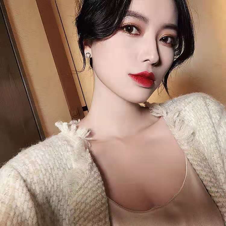 The new S925 silver needle earrings are trendy and stylish for women. They are exquisite and small Korean diamond-encrusted stud earrings for commuting details Picture