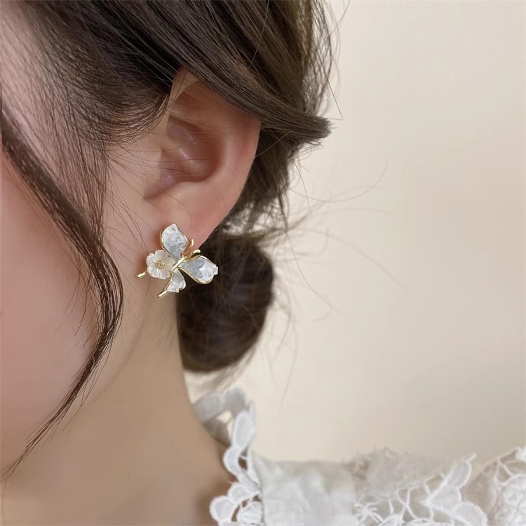 Korean-style gradient blue butterfly flower stud earrings, fresh and unique, versatile earrings, high-end and exquisite silver needle earrings Application Scenario