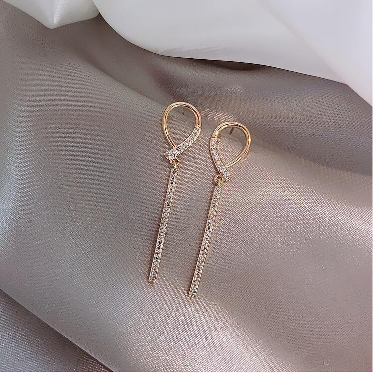 S925 Silver Needle, a popular full-diamond earrings and earrings accessory, a new trendy earrings for Korean women with a unique style, featuring long stud earrings full figure