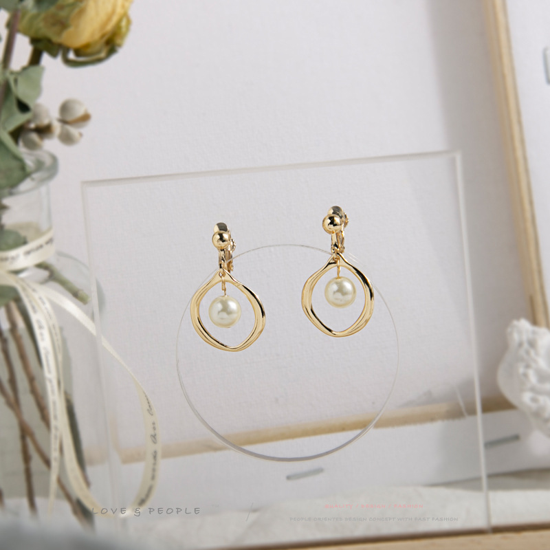 S925 silver needle retro style circle pearl no-ear piercing earrings, simple and versatile for commuting, metal screw ear clip feel Application Scenario