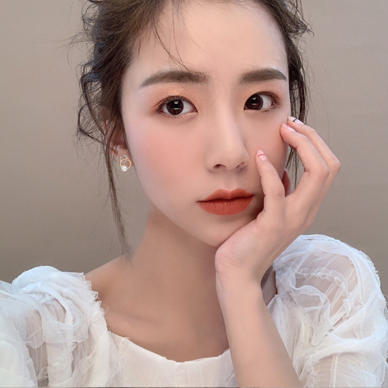 925 Silver Needle C-shaped pearl Mini Chanel style Women's short fashionable stud earrings Factory Direct Sale from Dongdaemun, South Korea Application Scenario