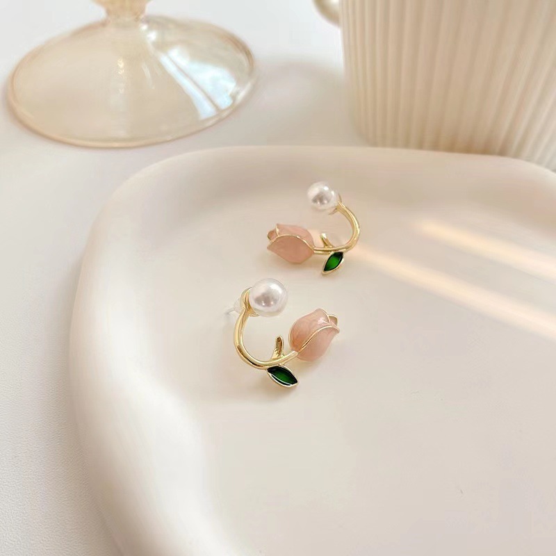Gentle pink glazed tulip pearl stud earrings with a unique and niche design, forest-themed floral earrings for young girls Application Scenario
