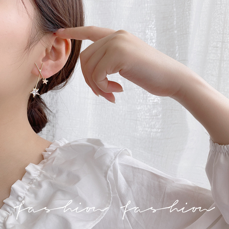 Silver needle design sense crossed five-pointed star stud earrings for women, simple and elegant, cold style fashionable and elegant earrings details Picture