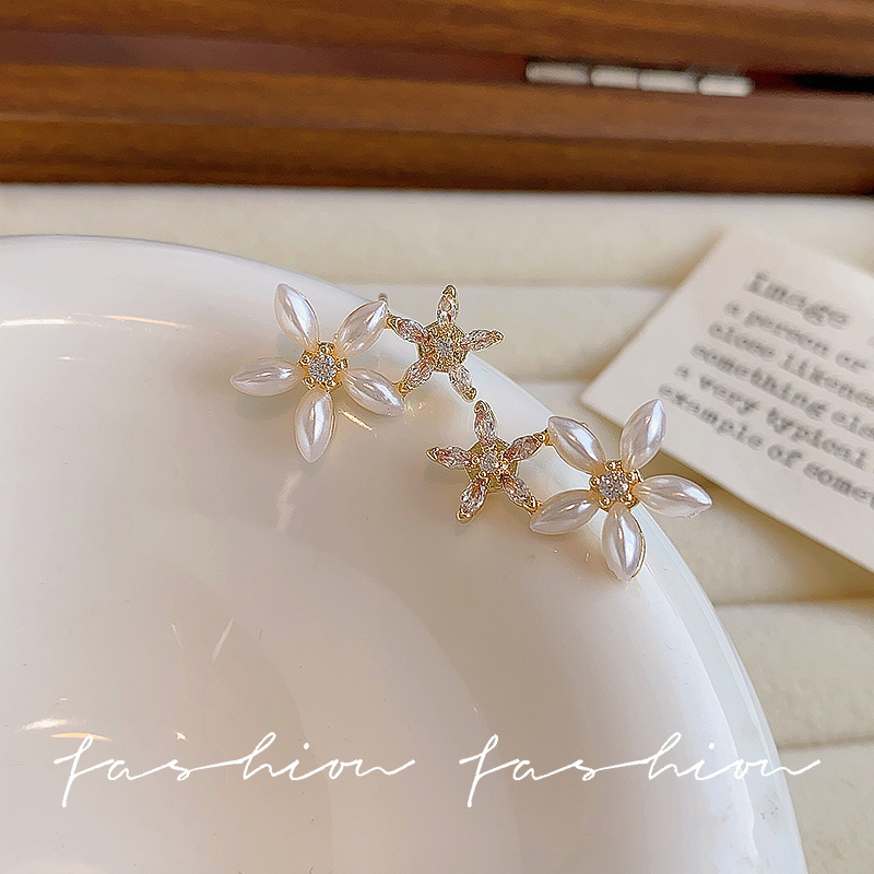 Korean-style diamond-encrusted flower pearl stud earrings for women, with a light luxury and niche design sense, super ethereal earrings, fashionable and versatile commuting earrings Specification drawing
