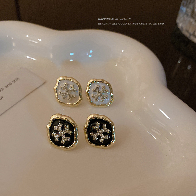S925 Silver needle retro design Irregular geometric snowflake zirconia stud earrings are fashionable and elegant earrings for women Specification drawing