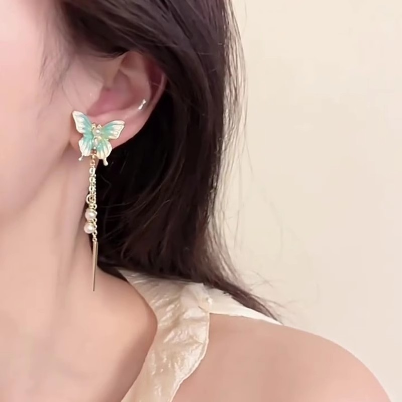 This spring and summer bestseller features a fresh and long tassel earring that exudes a sweet and feminine charm. The green butterfly stud earrings come in two pairs Application Scenario