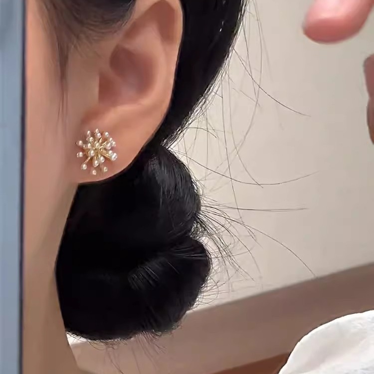 The delicate and exquisite firework pearl stud earrings exude a noble and elegant charm. They are fashionable, versatile, and exude a high-end feel. The trendy earrings are a hit among Internet celebrities Specification drawing