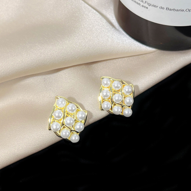 Irregular metal pearl stud earrings for women, a light luxury, niche and high-end look. New fashion silver needle earrings for 2024 full figure