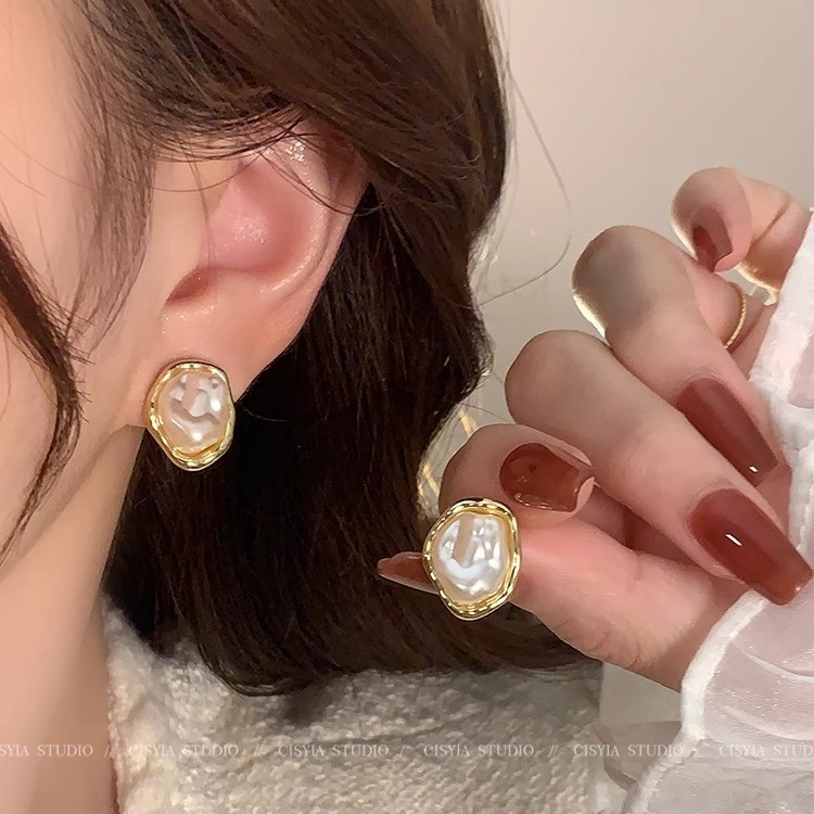 Retro French Baroque pearl stud earrings, unique and niche Spring and Autumn earrings, 2025 new style bestsellers, high-end earrings full figure