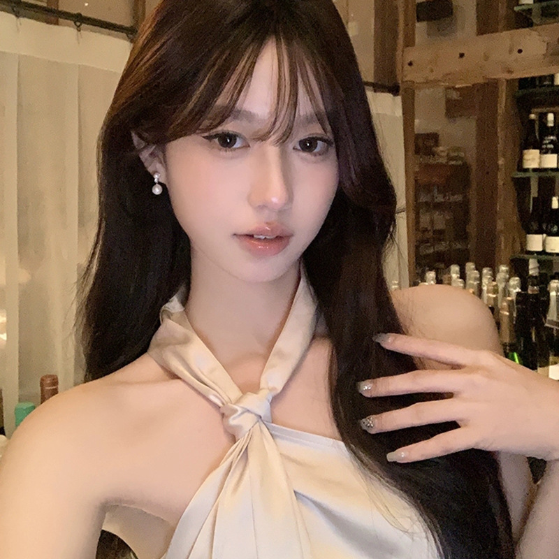 Light luxury zircon pearl stud earrings are exquisite, small and high-end. These earrings are simple and elegant for women and are versatile for daily commuting Application Scenario