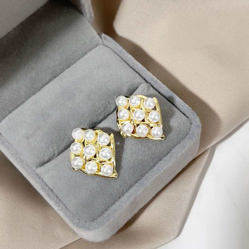 Irregular metal pearl stud earrings for women, a light luxury, niche and high-end look. New fashion silver needle earrings for 2024 Application Scenario