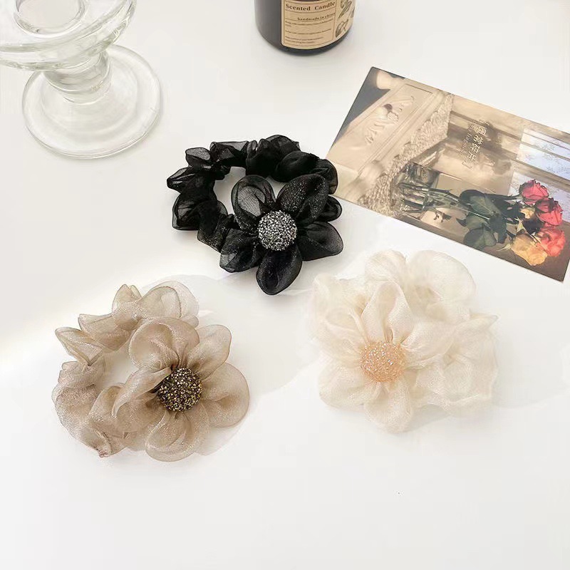 The new trendy hair accessory with a high-end Korean-style flower headband and a feminine charm. The organza large intestine band is used to tie the hair Application Scenario