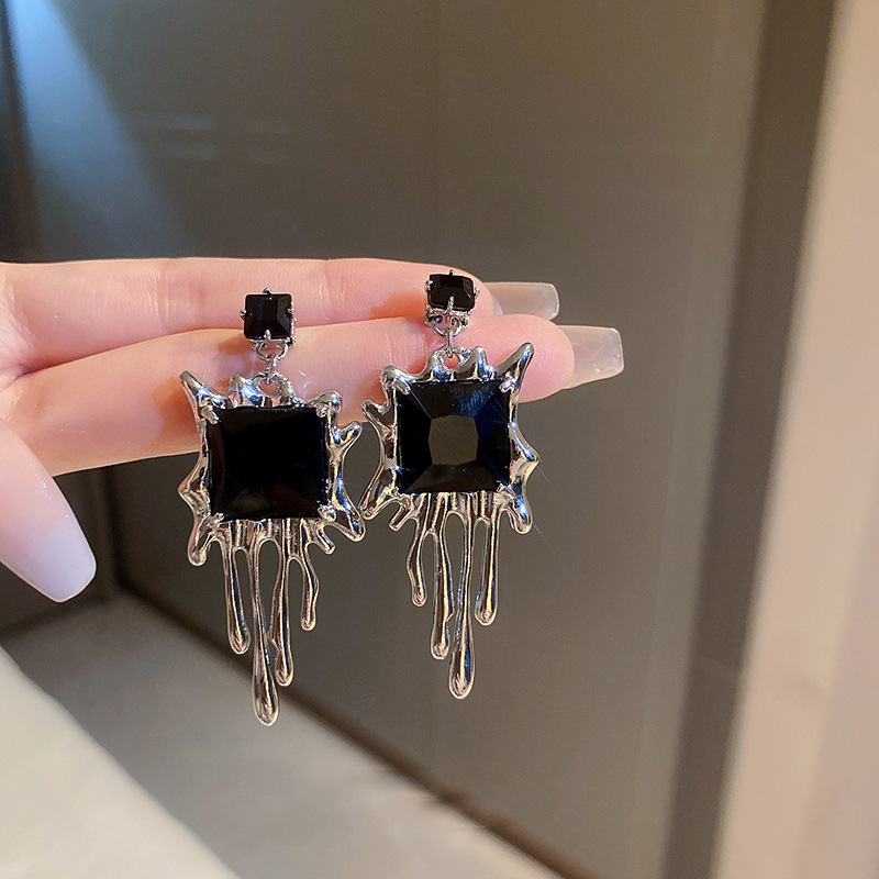 S925 Silver Needle diamond-encrusted square lava water drop earrings, a dark and stylish hip-hop girl stud stud accessory for women with a European and American personality full figure