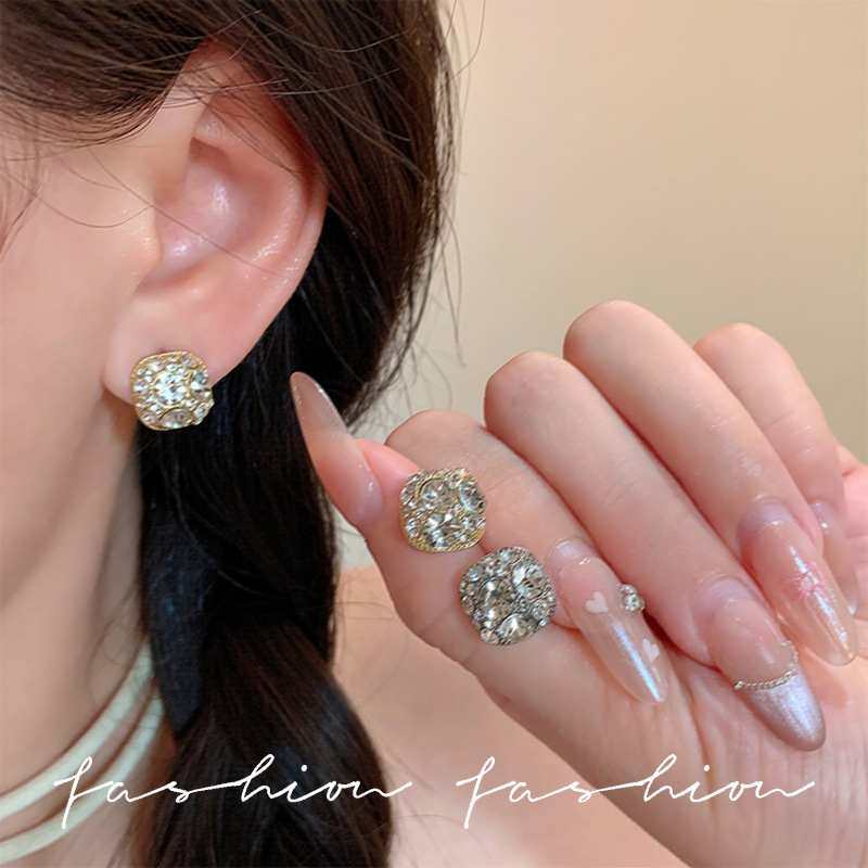 Douyin's same style of light luxury design full diamond earrings, a niche light luxury style stud earrings for women, Korean sweet and cool spice girl earrings details Picture