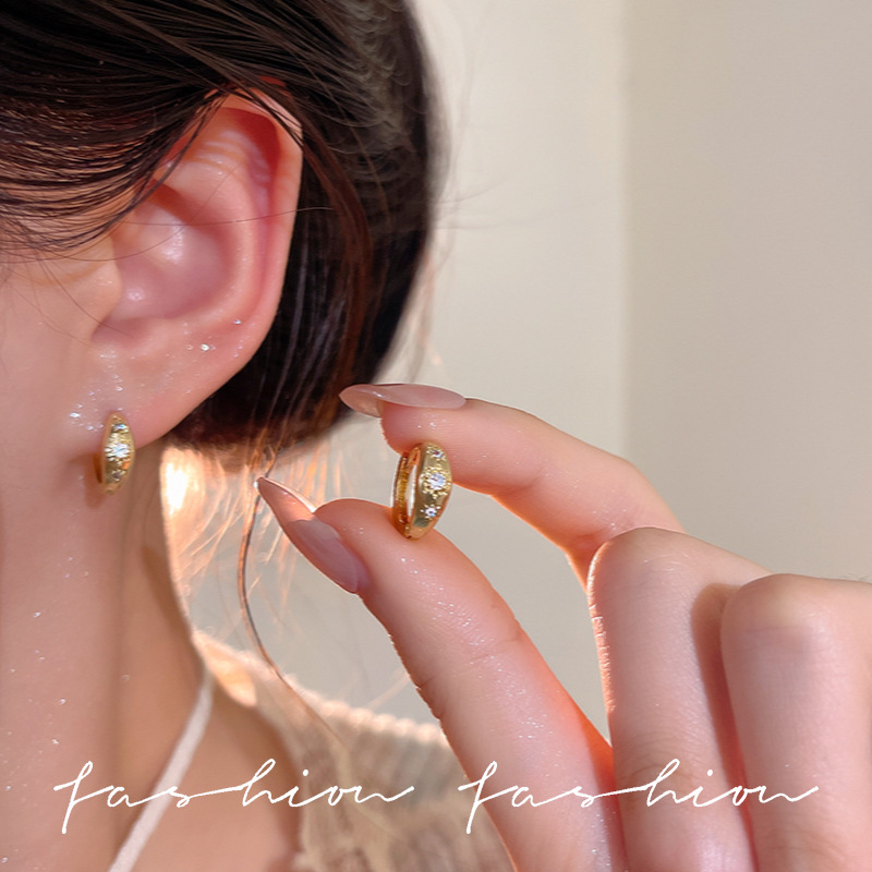 Golden small sun ear rings, simple diamond-encrusted ear buckles, cold style, retro and versatile earrings, personalized and elegant earrings wholesale Specification drawing