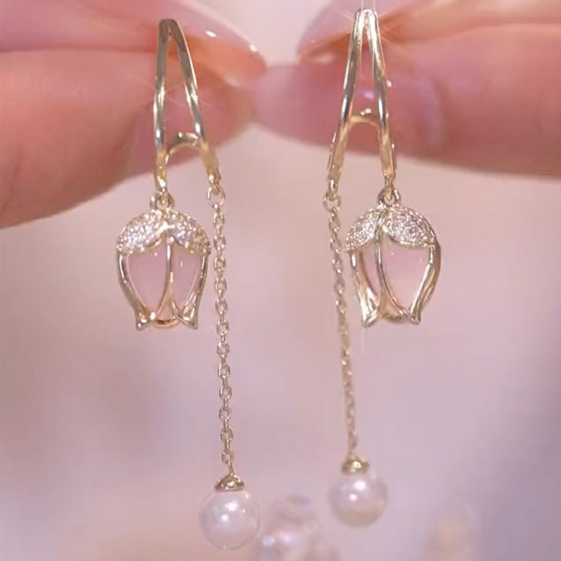 Long tassel pink tulip earrings, a niche design for women, pearl earrings, super ethereal and versatile, elegant earrings full figure