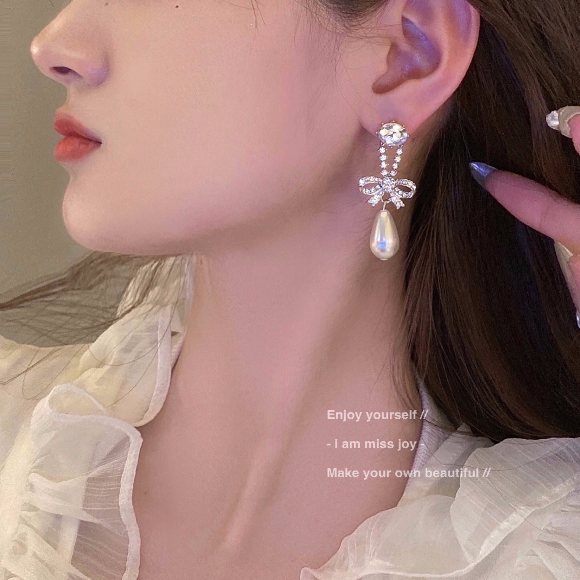 Retro bow tassel earrings with a Japanese and Korean style, exuding a high-end feminine charm. Instagram influencers with diamond-encrusted stud earrings and elegant long earrings Application Scenario
