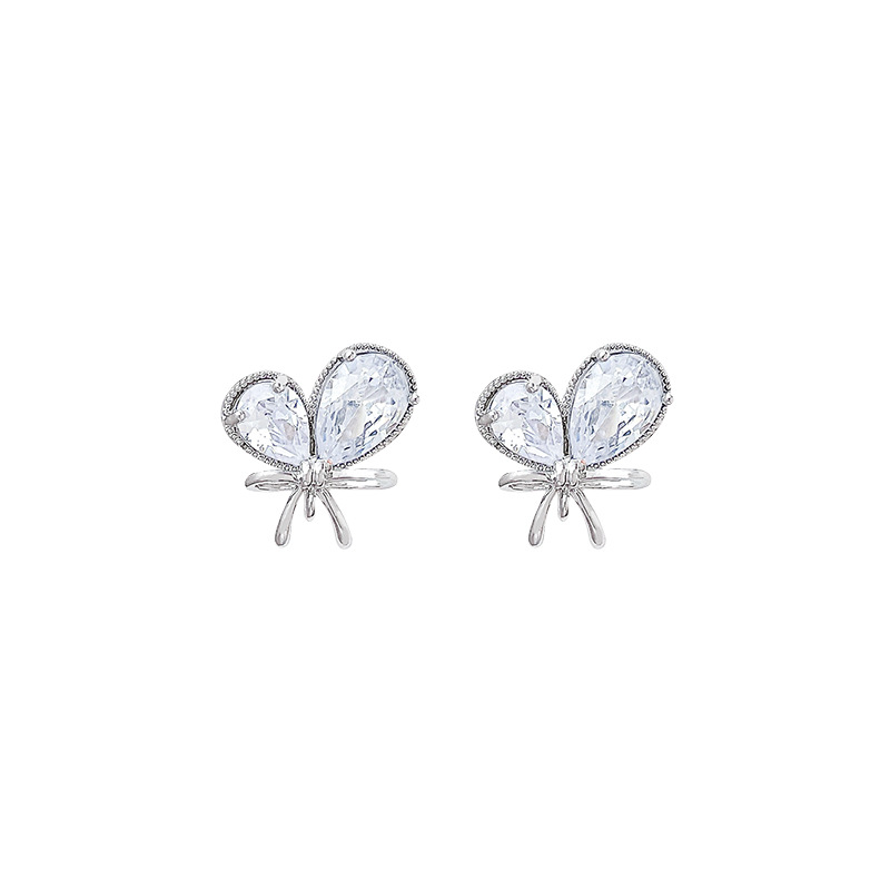 Light luxury super flash zircon heart-shaped stud earrings with unique design, exuding a sense of sophistication and elegance. Versatile earrings for socialites, women's silver needle wholesale Item Picture