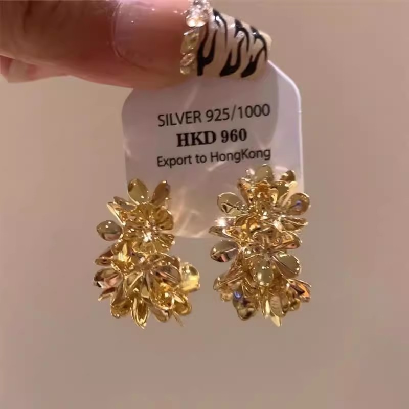 A cluster of golden flower C-shaped earrings, French fashion and high-end style for women, vintage and versatile earrings details Picture