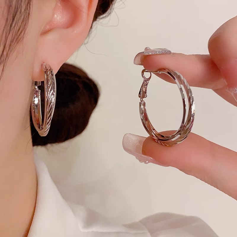 Cold style striped braided silver needle ear rings for women, unique and individualistic plain ring earrings, fashionable and elegant ring earrings full figure