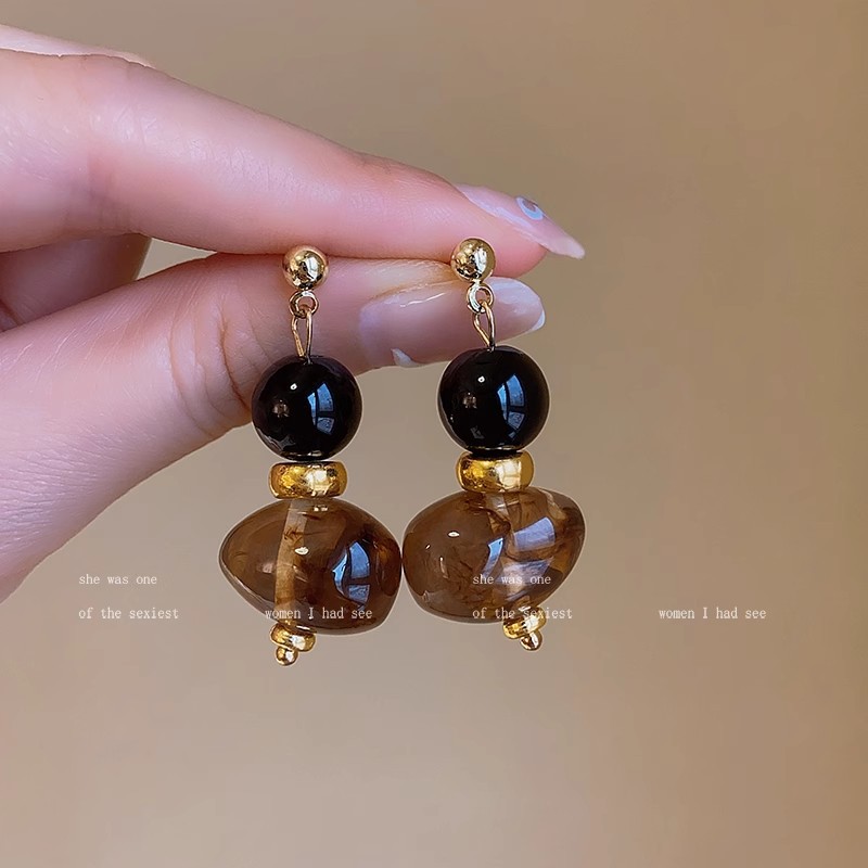 French retro amber earrings with a feminine high-end feel, acrylic beaded stud earrings, new Chinese-style Hong Kong-style fashionable earrings Application Scenario