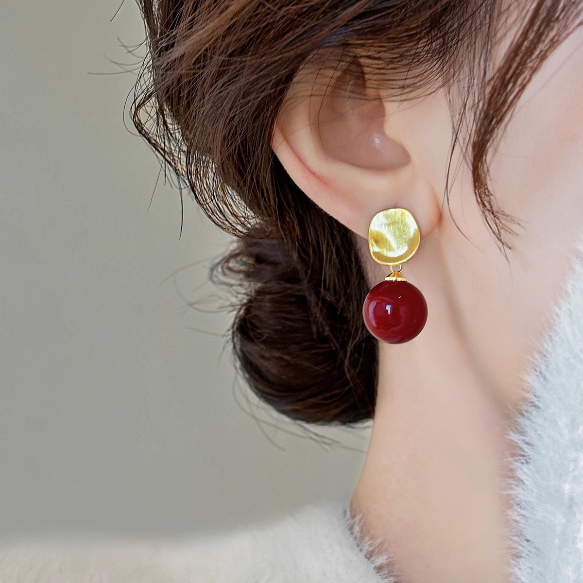 New Year's wine red round pearl stud earrings for women, unique retro and versatile earrings, niche design, fashionable and high-end earrings Specification drawing