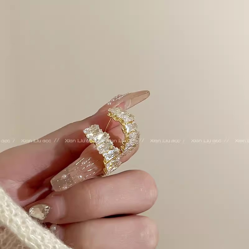 High-end and exquisite zircon earrings, irregular C-shaped French stud earrings, niche design sense earrings, 925 silver needle wholesale Application Scenario