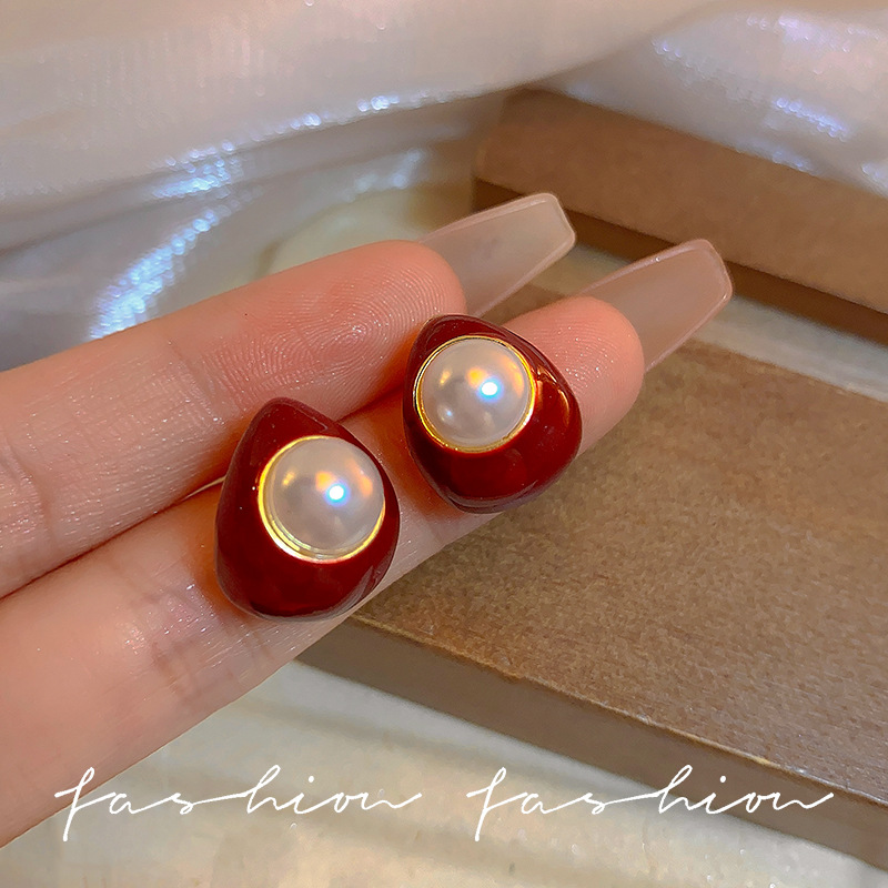 Ankela red teardrop stud earrings for women, French retro niche steamed bun pearl earrings, high-end and unique earrings full figure