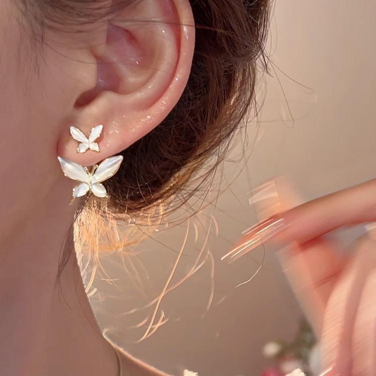 A pair of butterfly stud earrings with a unique design for women, exuding a sense of high-end luxury and being small and delicate. They are stylish and trendy Specification drawing
