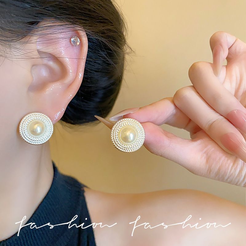 European and American high-end style heavy industry design zircon micro-inlaid large pearl stud earrings, unique and versatile, elegant oval artistic earrings details Picture