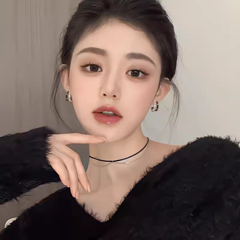 The small chanel-style black velvet pearl earrings exude a high-end feminine charm and are versatile. They are unique and individualistic earrings details Picture