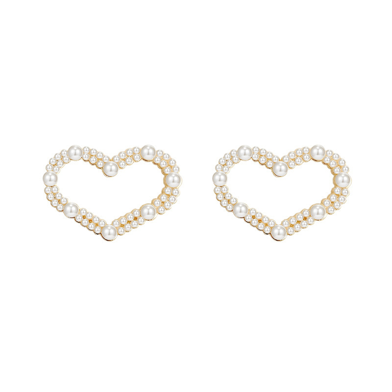New trendy Baroque heart-shaped pearl earrings, fashionable Korean style, Internet celebrity retro Hong Kong-style stud earrings for women Item Picture