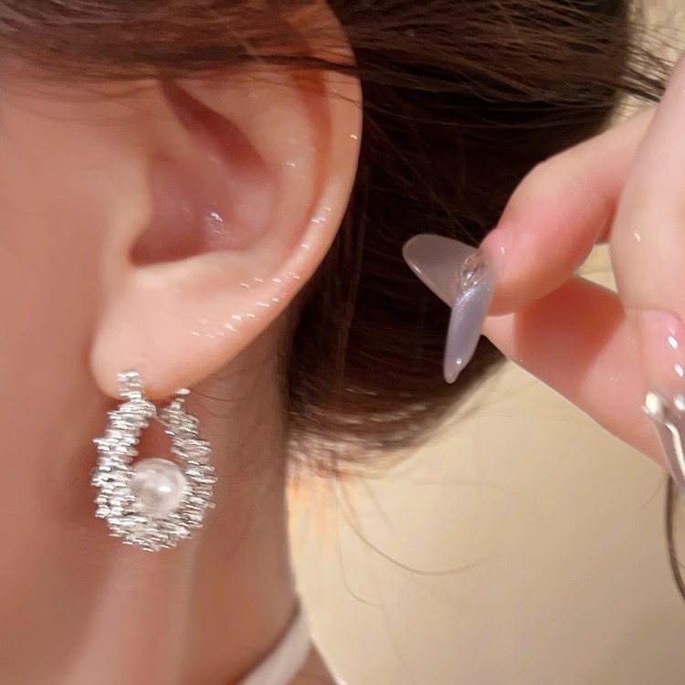 Exquisite and light luxury silver pearl earrings for women, 2025 new bestseller, high-end stud earrings, unique and elegant earrings Application Scenario