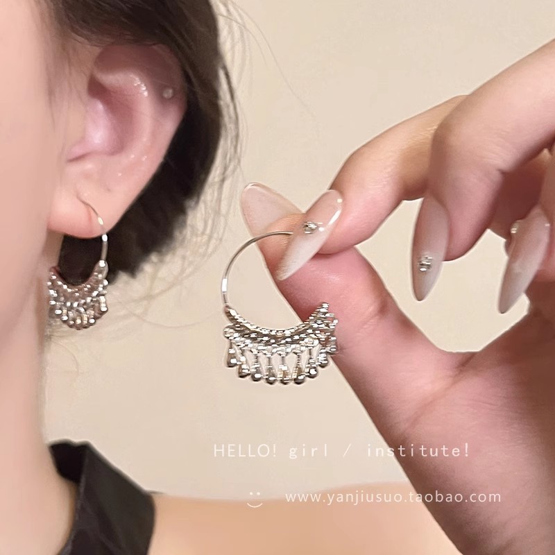The cold and elegant water drop tassel earrings are unique and niche earrings for women. They exude a sense of light luxury and sophistication, with a grand and exaggerated style. The trend of earrings details Picture