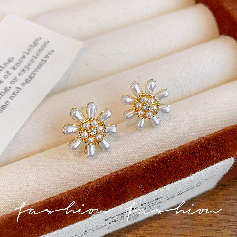 The 2025 new trendy and stylish floral stud earrings are a niche design for women, exuding a sense of high-end and light luxury, featuring fireworks and pearl earrings Specification drawing