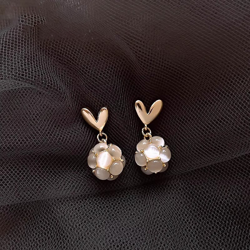 Heart-shaped cat's eye stone earrings for women, 2025 new style, light luxury and high-end feel, elegant earrings, suitable earrings for round faces Application Scenario