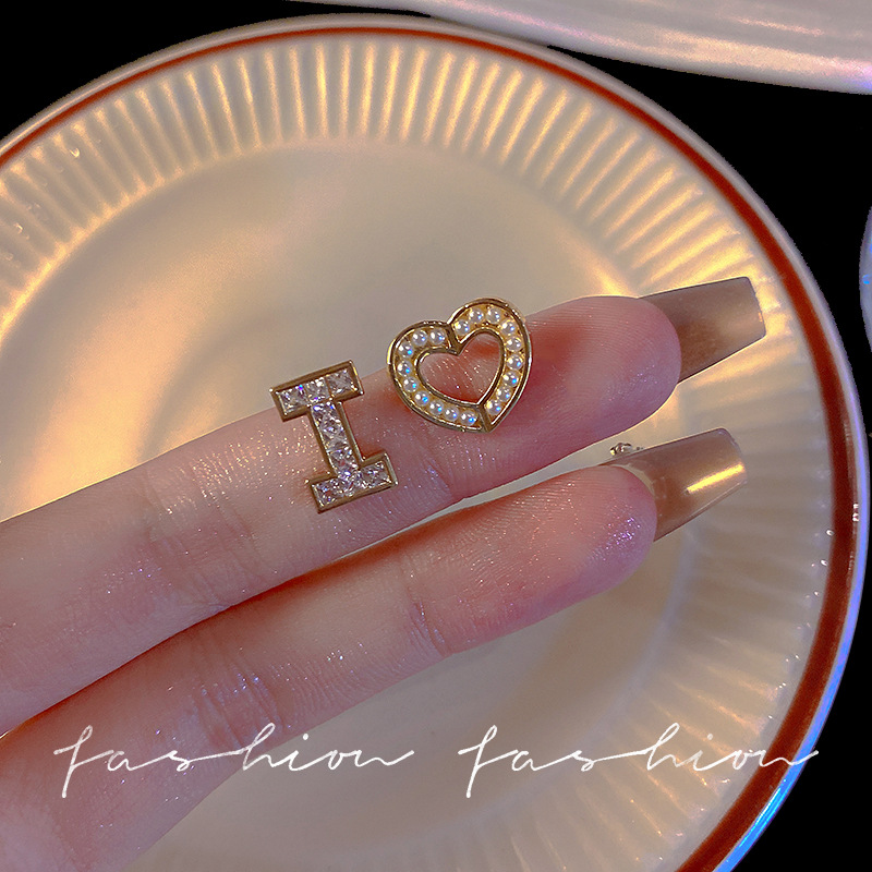 Japanese and Korean fashion creative asymmetrical design sense pearl heart zircon stud earrings, cold and individualistic style earrings and earrings full figure