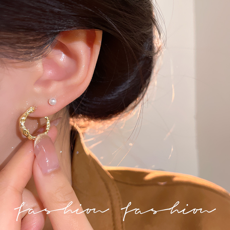 Pleated metal ear ring earrings, women's C-shaped irregular design sense, niche and individual earrings, high-end pearl stud earrings Application Scenario