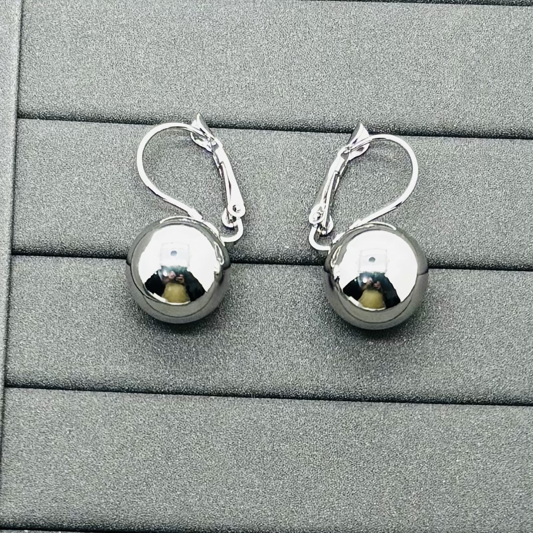 New Korean-style simple round ball earrings with a niche and high-end feel, a cold style, a unique and elegant temperament, versatile and fresh earrings wholesale Specification drawing
