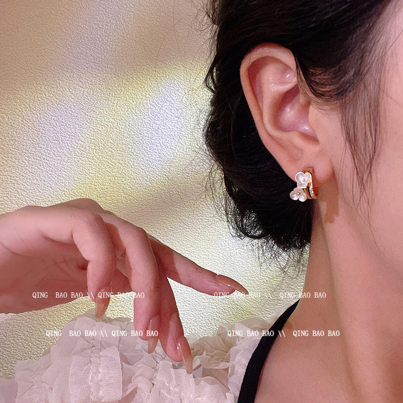Korean commuter earrings 2023 New trendy flower silver needle style C-shaped ear stud earrings wholesale Application Scenario