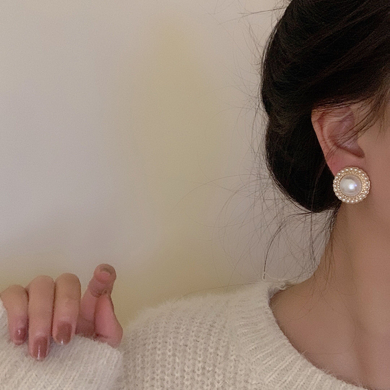 s925 Silver Needle small Fragrance style pearl Stud earrings, niche design, simple circle earrings, retro cold style earrings wholesale Application Scenario