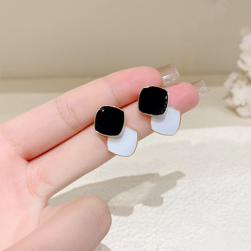 S925 Silver needle square oil-dripping earrings are a niche, retro, fashionable and stylish accessory for women. The stud earrings feature a unique design and are popular online earrings Specification drawing