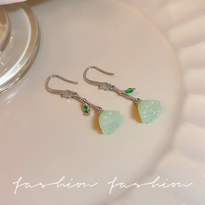 New Chinese-style imitation chalcedony lotus pod earrings for women, 2025 new niche long tassel earrings, light luxury and high-end earrings Application Scenario