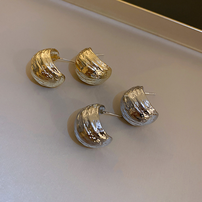 s925 Silver needle C-shaped metal ear rings are fashionable and versatile for women with a Hong Kong style. They are retro and elegant, and are trendy and personalized earrings full figure