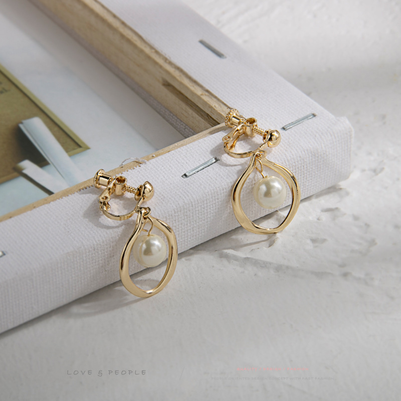 S925 silver needle retro style circle pearl no-ear piercing earrings, simple and versatile for commuting, metal screw ear clip feel details Picture