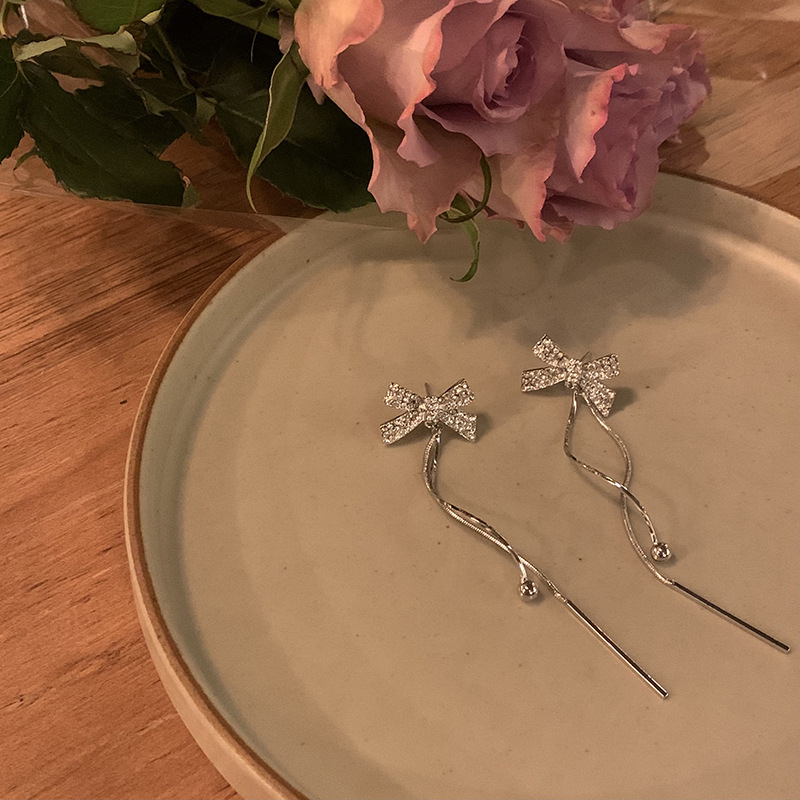 French long tassel bow earrings with a high-end feminine touch, a niche and light luxury style, Instagins-style trendy earrings Application Scenario